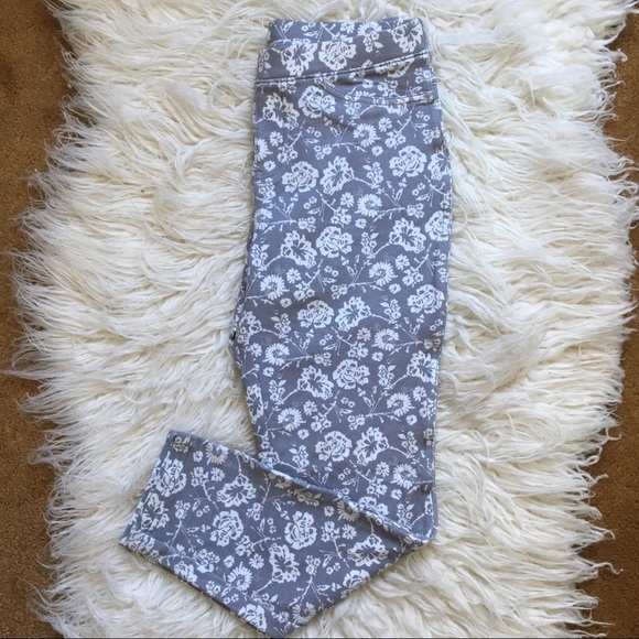 HUE Pants - GRAY AND WHITE FLORAL LEGGINGS